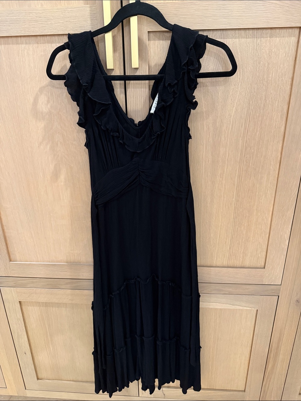 NWOT ILLA ILLA Black Ruffled V-Neck Midi Dress